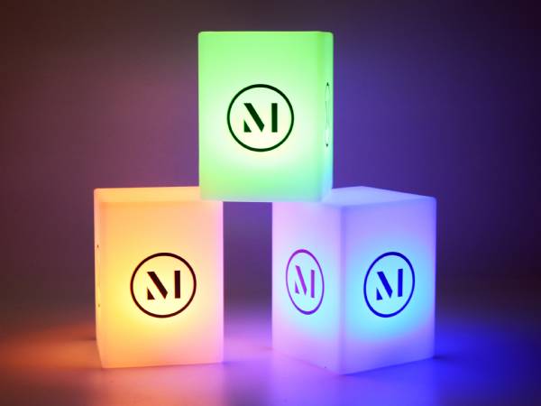 Farbenfrohe LED-Tischleuchten in rechteckiger Form mit individuell bedruckbarem Logo auf der Vorderseite.