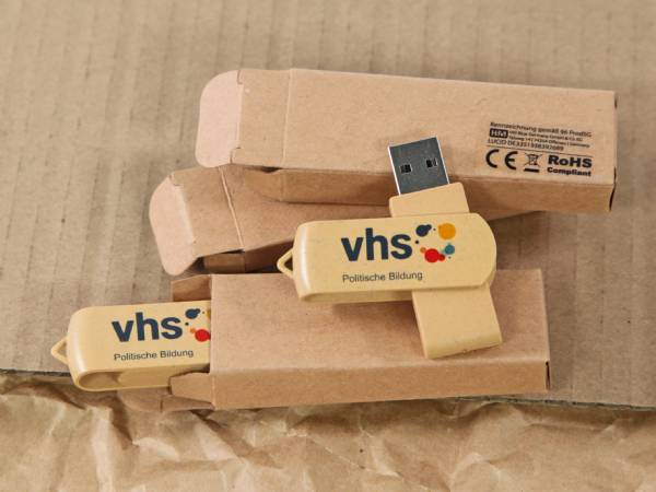 USB-Stick in natürlicher Optik mit farbigem Logo-Bereich und Verpackung für individuelle Gestaltung.