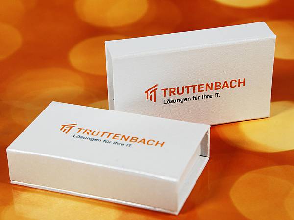 geschenkbox usb stick mit 2 farbigem logo nach pantone