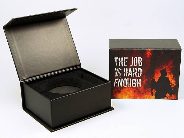 geschenkverpackung box schwarz logo druck farbig.JPG