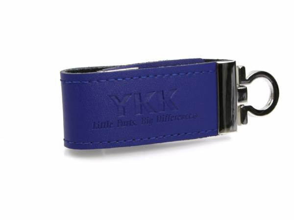 USB-Stick in elegantem blauen Design mit Platz für individuelle Logos und einem praktischen Schlüsselring.
