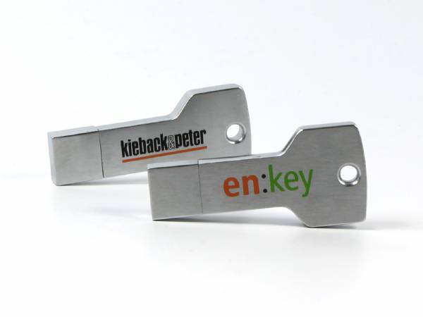 Zwei schlüsselförmige USB-Sticks aus Edelstahl mit individuell bedruckten Logos in orange und grün.