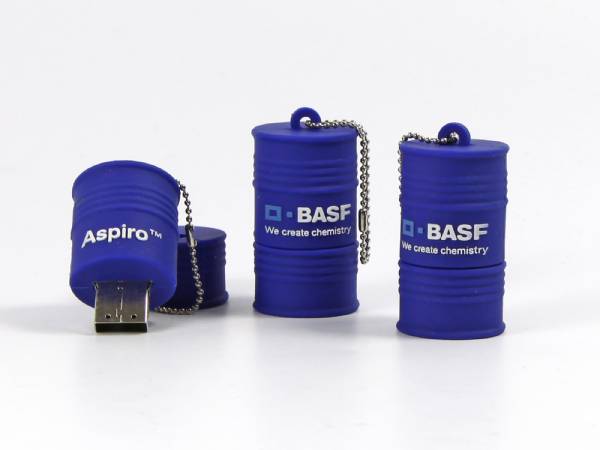 USB-Sticks im Design von chemischen Fässern in Blau, mit Platz für individuelle Logos und Schriftzüge.