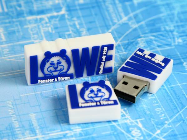 USB-Sticks in geschwungenem Design mit blaublauen Akzenten und Platz für individuelles Logo.