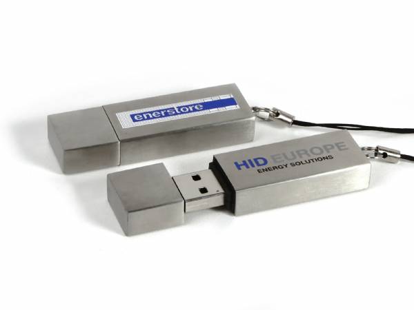 Zwei stilvolle USB-Sticks aus Metall mit personalisierbarem Logo-Bereich für Unternehmen.