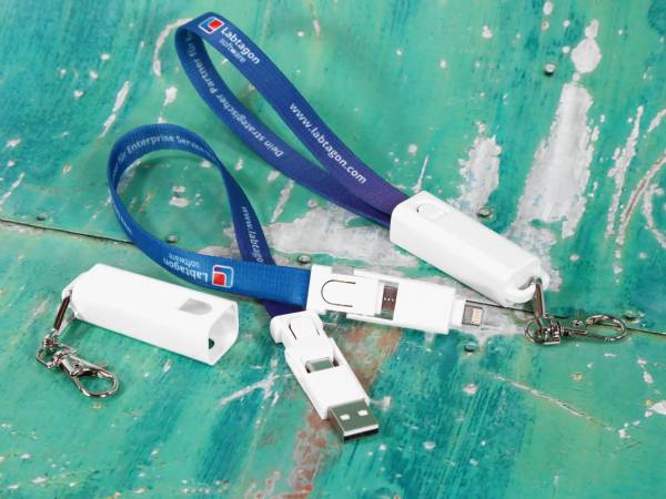 Der blaue Kombi 6 Short Lanyard ist aus robustem Material gefertigt.