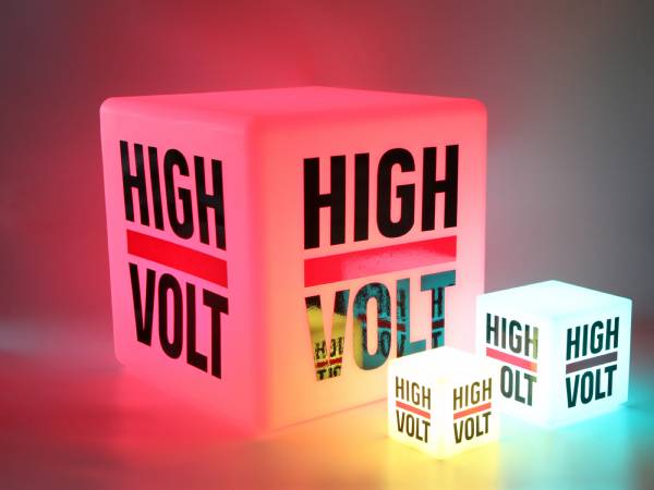 Leuchtende Sitzwürfel in verschiedenen Größen mit dem Aufdruck „HIGH VOLT“, ideal für Events und Werbung.