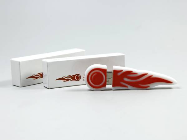 USB-Stick in Flammen-Design, kombiniert mit weißem Gehäuse und zwei passenden Verpackungen für individuellen Brandingbedarf.