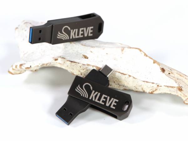 USB-Stick in schwarzem Design mit gravierbarem Logo-Bereich für individuelle Werbeanpassungen.