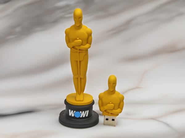 USB-Stick in Form einer goldenen Statue, ideal für kreative Werbezwecke mit Platz für ein individuelles Logo.