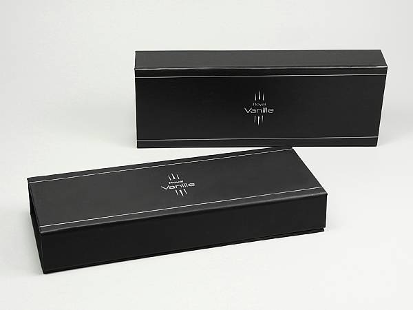 produktverpackung schwarz box edel logo einfarbig