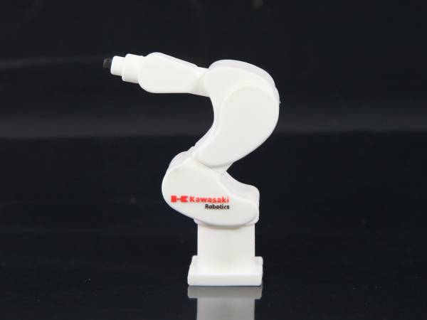Modell eines Roboterarms in weiß mit rotem Logo von Kawasaki Robotics, geeignet als Werbegeschenk oder Dekoration.