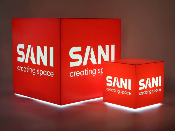 sani roter led wuerfel mit logo als werbung