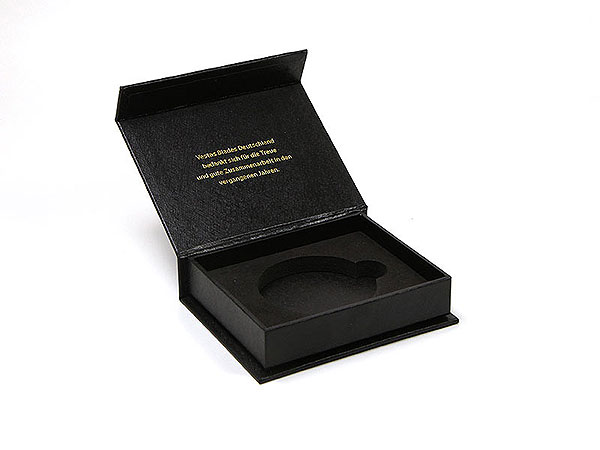 Schwarze Klappbox goldener Praegedruck innen, K03 Maxi Magnetbox