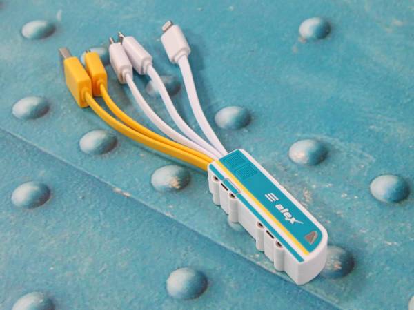 Ladekabel-Adapter mit mehreren Anschlüssen in leuchtenden Farben für verschiedene Geräte. Praktisch und individuell gestalbar.