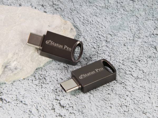 USB-Stick mit modernem Design in Schwarz und Platz für ein individuelles Logo. Praktisch und ideal für Promotions.