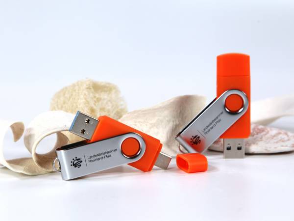 USB-Stick in leuchtendem Orange mit verstellbarem Gehäuse und Platz für individuelle Logo-Drucke.