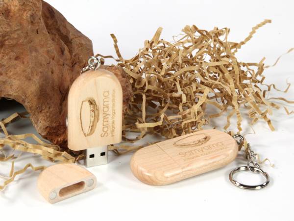 Kompakter USB-Stick aus Holz mit individuellem Logo-Bereich, ideal für Werbung und Präsentationen.