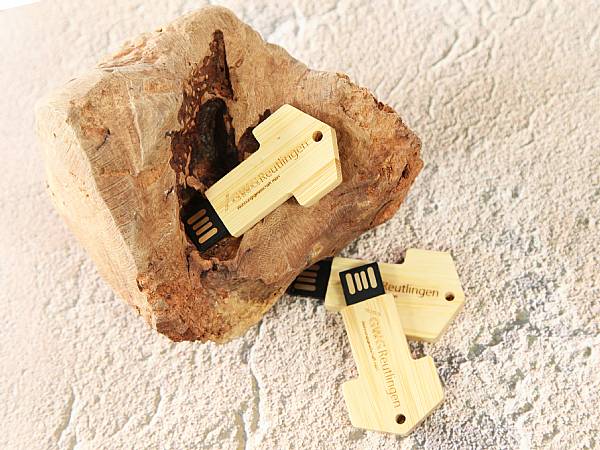 usb holzschlüssel mit gravur natur