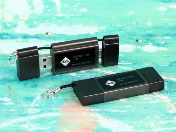 USB-Stick mit schwarzem Gehäuse, individuell bedruckbar und mit zusätzlichem Platz für einen Schlüsselanhänger.