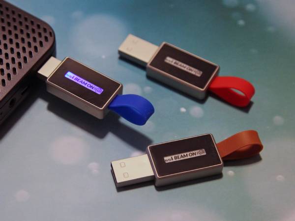 USB-Sticks in verschiedenen Farben mit Platz für individuelles Branding und praktischen Anhängern zur einfachen Nutzung.