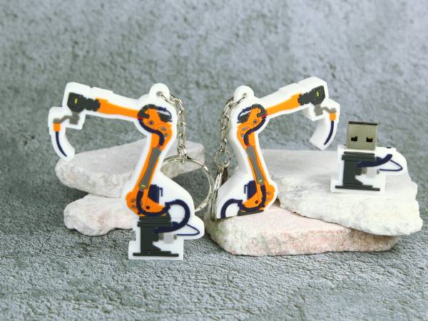 USB-Stick in Form eines Industrieroboters, ideal für kreative Promotion und individuell gestaltbar mit Firmenlogo.