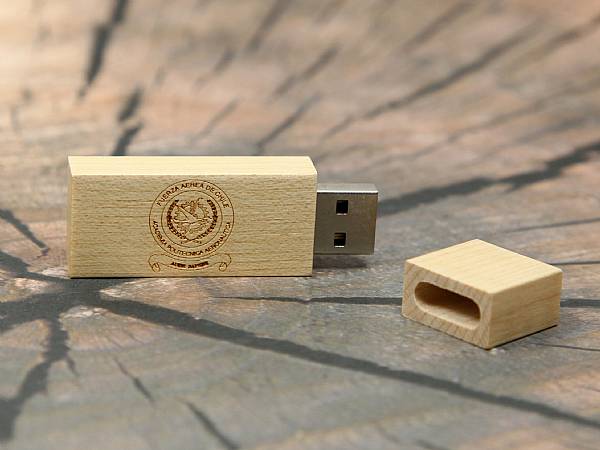 usb stick barot holz hell natur logo gravur