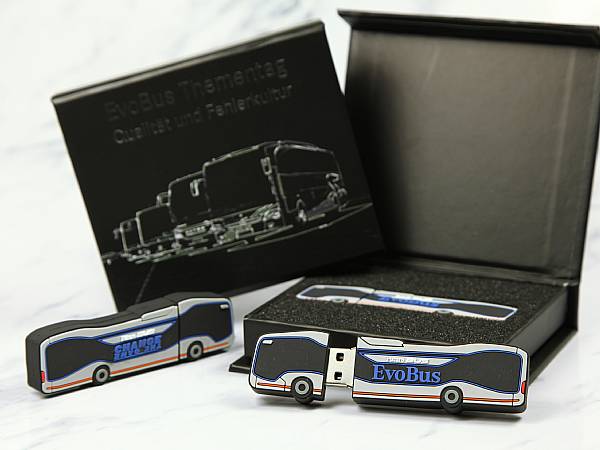 Für die Firma EvoBus wurde ein Wunsch-Bus als USB-Stick mit Logo gefertigt und mit einer passenden schwarzen Verpackung mit Silberprägung ausgeliefert. Ein schickes, überraschendes Werbegeschenk.