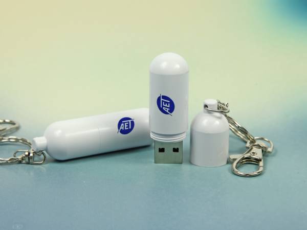 USB-Stick im Kapsel-Design mit Platz für individuelles Branding und praktischem Schlüsselanhänger.