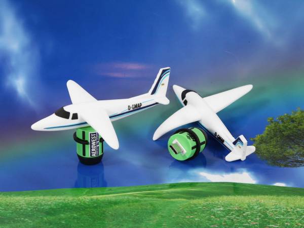 Weisser USB-Stick in Flugzeugform mit praktischem Speicherplatz.