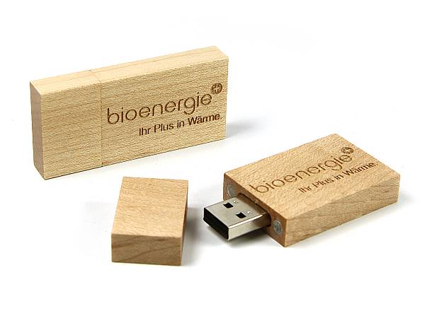 usb stick holz hell logo gravur lasergravur firmenlogo