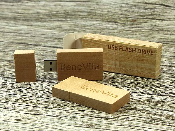 usb stick holz hell natur logo verpackung