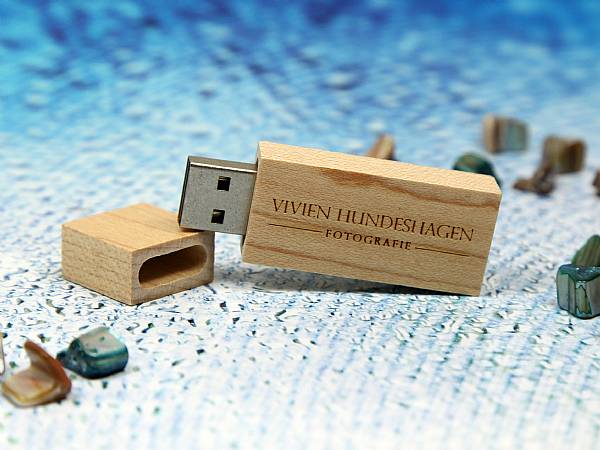Günstiger USB Stick aus Holz mit Firmenlogo als Werbegeschenk