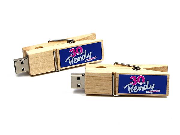 usb stick klammer wäscheklammer holz hell logo