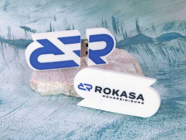 Werbe-USB-Stick in kreativer Freiform mit blau-weißer Farbgestaltung und Platz für individuelles Logo.