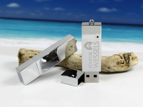 Eleganter USB-Stick aus Metall mit gravierbarem Logo-Bereich auf dem glänzenden Gehäuse. Ideal für Werbezwecke.
