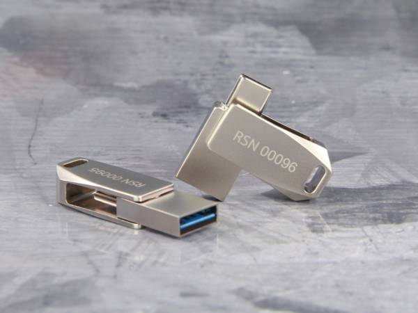 USB-Sticks im minimalistischen Design mit Platz für individuelle Beschriftung und hohem Speicherpotential.