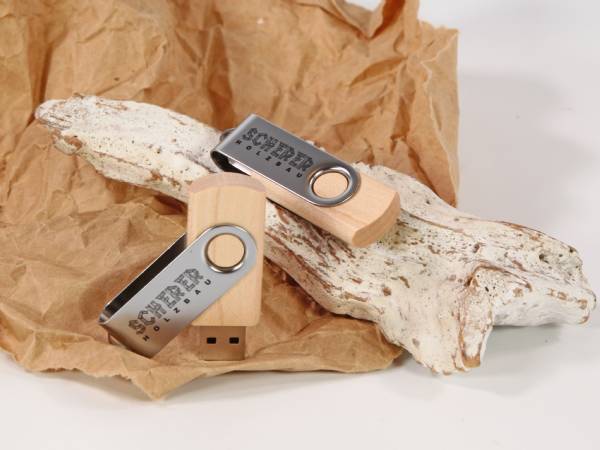 USB-Stick mit Holz- und Metallgehäuse, ideal für individuelle Logobeschriftungen und attraktive Werbezwecke.