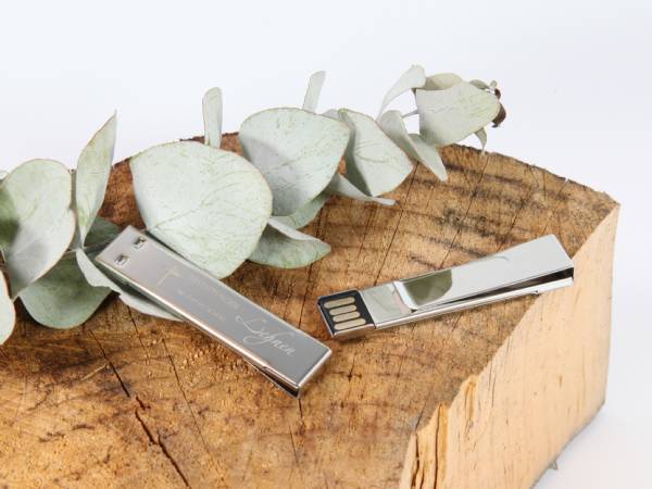 Eleganter USB-Stick in Metallic-Optik mit Platz für individuelle Beschriftungen und Logo. Ideales Werbemittel für Unternehmen.