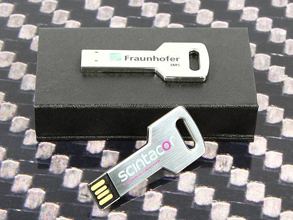 usb stick schluessel metall glanz silber logo verpackung schwarz