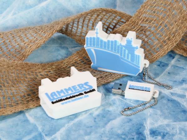 USB-Stick in Form eines Schiffes mit individueller Druckfläche für Logos und Werbebotschaften.