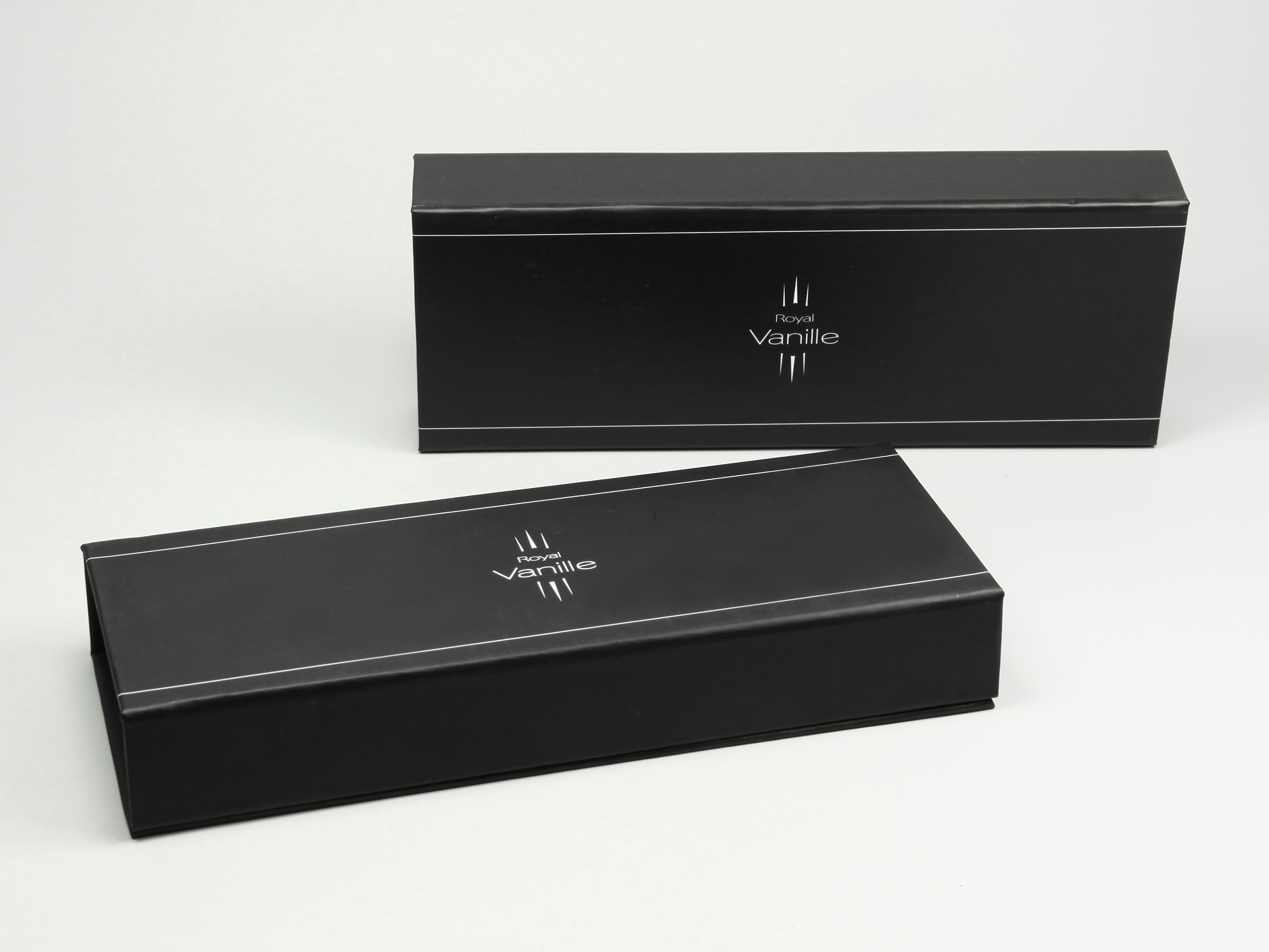 produktverpackung schwarz box edel logo einfarbig