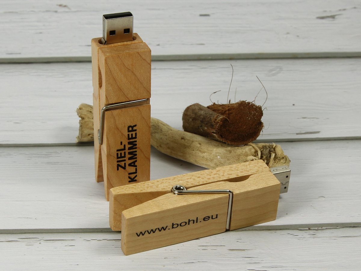 usb stick holzklammer wäscheklammer holz hell logo