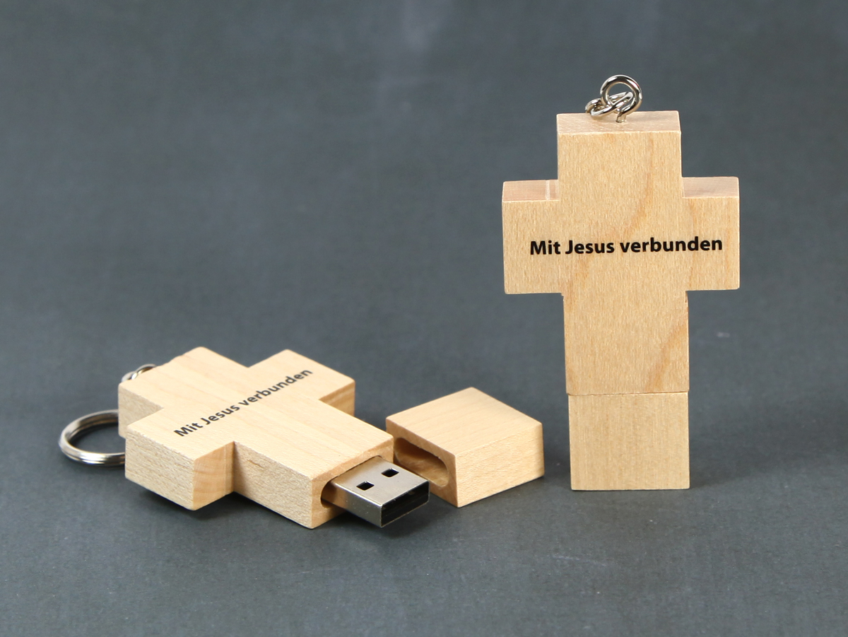 usb-stick-holzkreuz-hell-text-schwarz