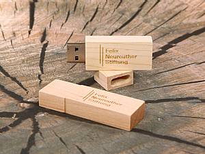 USB Stick aus Holz mit Firmenlogo als Werbegeschenk