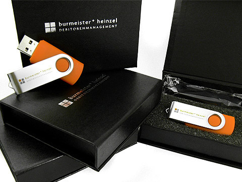 USB-Stick orange mit Verpackung schwarz, Metall.01