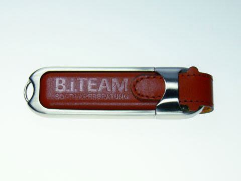 Brauner USB-Stick mit Prägung, Leder.02