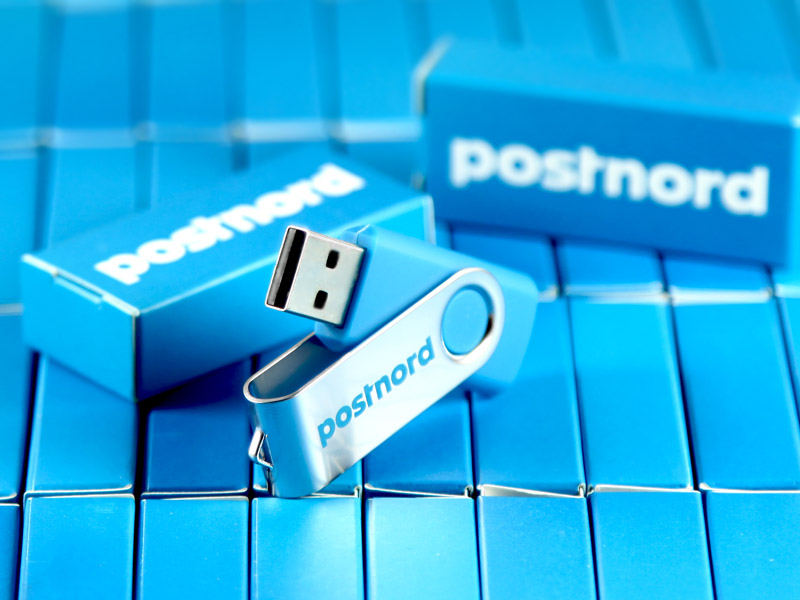 postnord usb-stick und verpackung aus einem guß faltschachtel ci design logo bedruckt