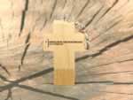 Holzkreuz mit Schlüsselanhänger und Logo der Evangelischen Kirchengemeinde Berlin-Heiligensee. Ideal für religiöse Veranstaltungen.