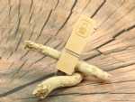 USB-Stick in Holzoptik, kunstvoll auf einem Holzständer positioniert, ideal für individuelles Branding und Werbezwecke.